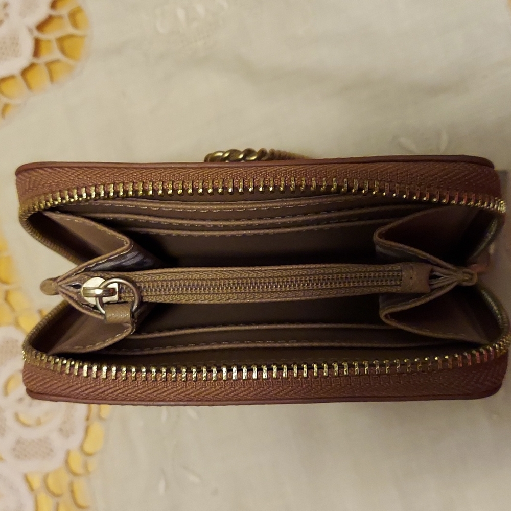 DKNY Signature Wallet - Picture 4 of 9